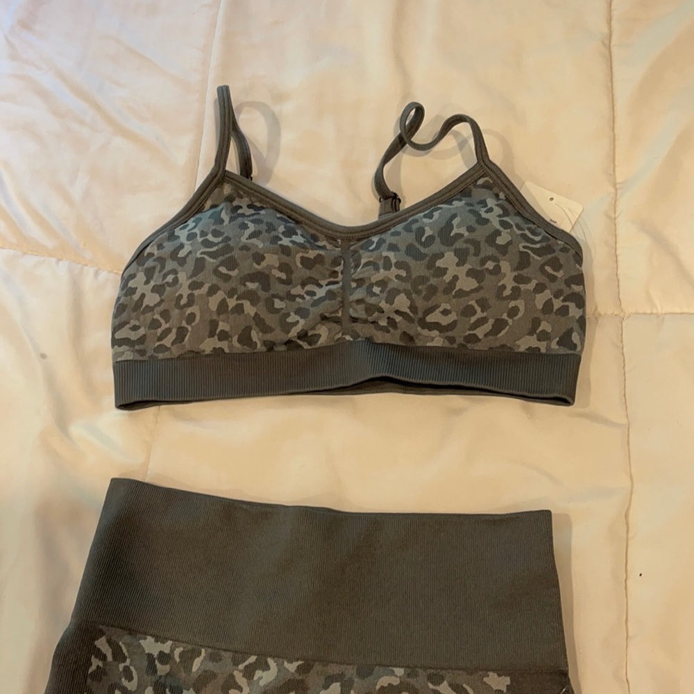 Leopard studio splendid sports bra with removable padding. Super cute set!